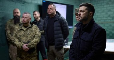 Zelensky viziton trupat e vijës së frontit