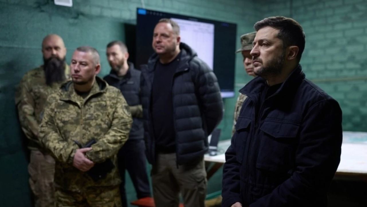 Zelensky viziton trupat e vijës së frontit