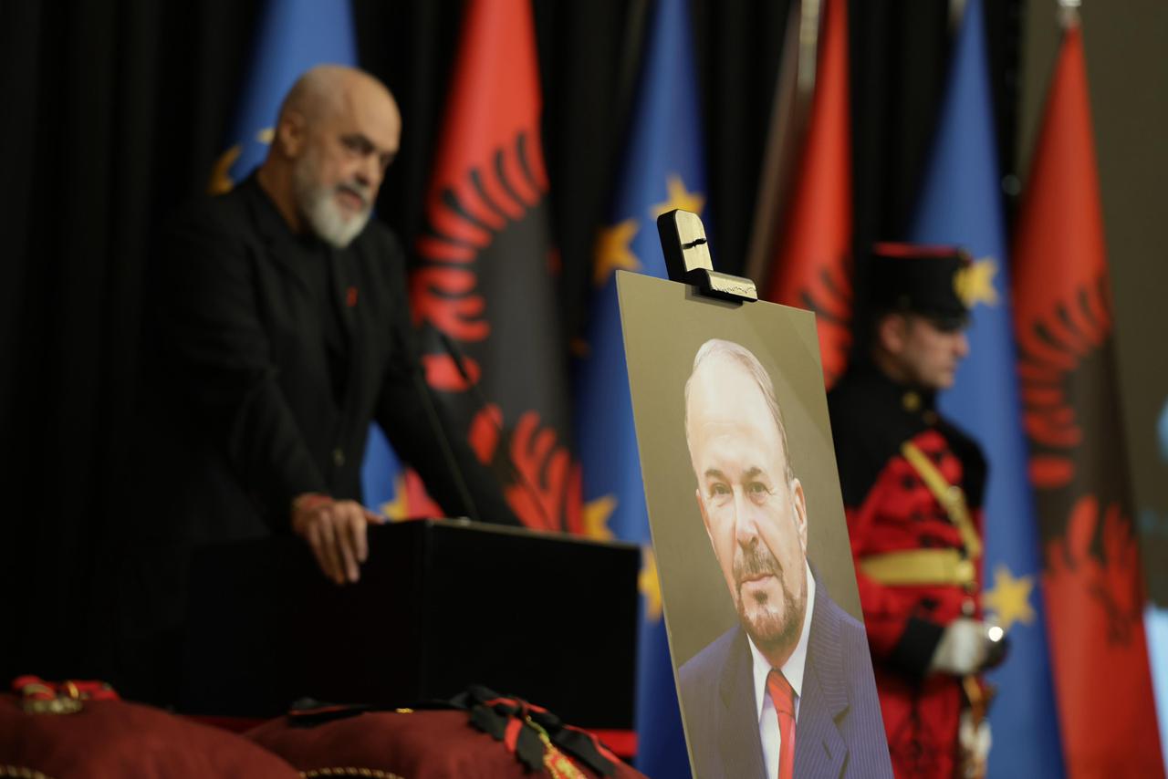 Letra e fundit “babait” tim politik