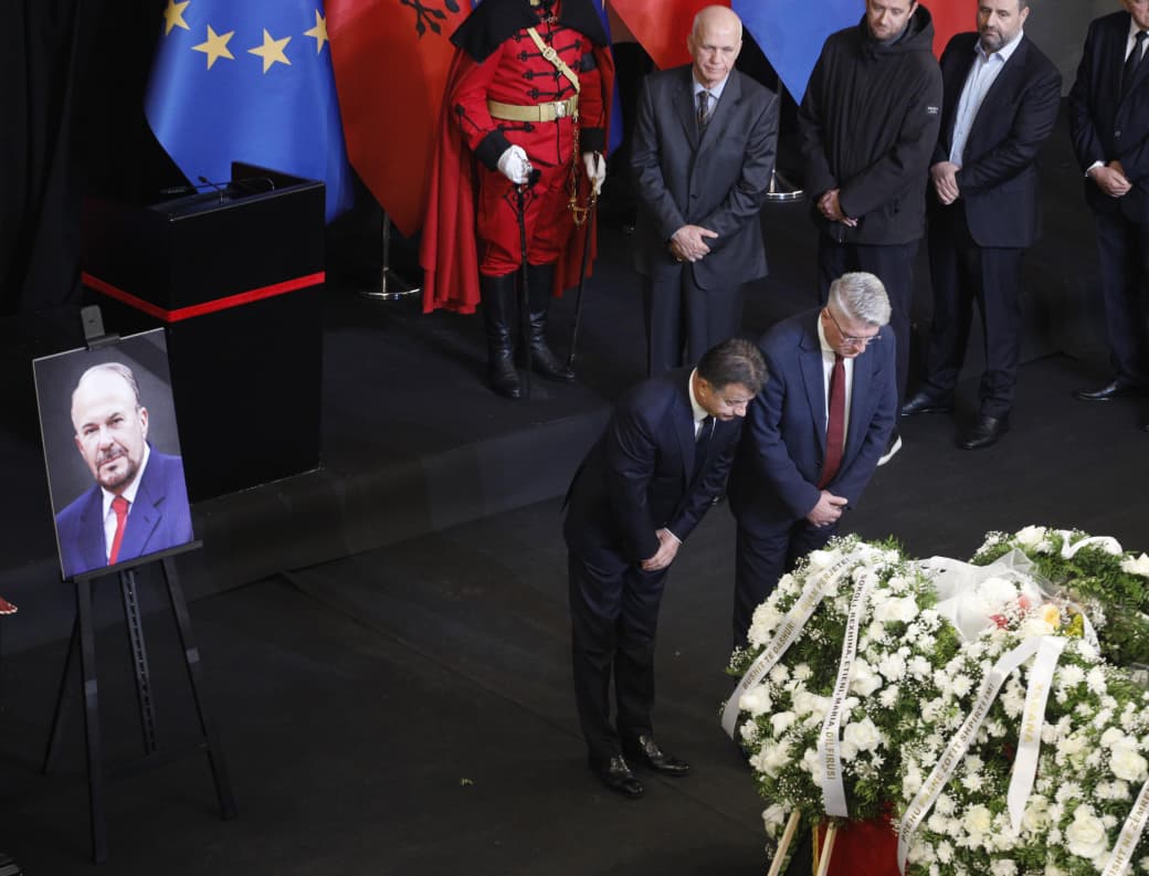 Lamtumirë Fatos Nano! Sali Berisha, mungon në nderimet e fundit për ish-kreun e PS