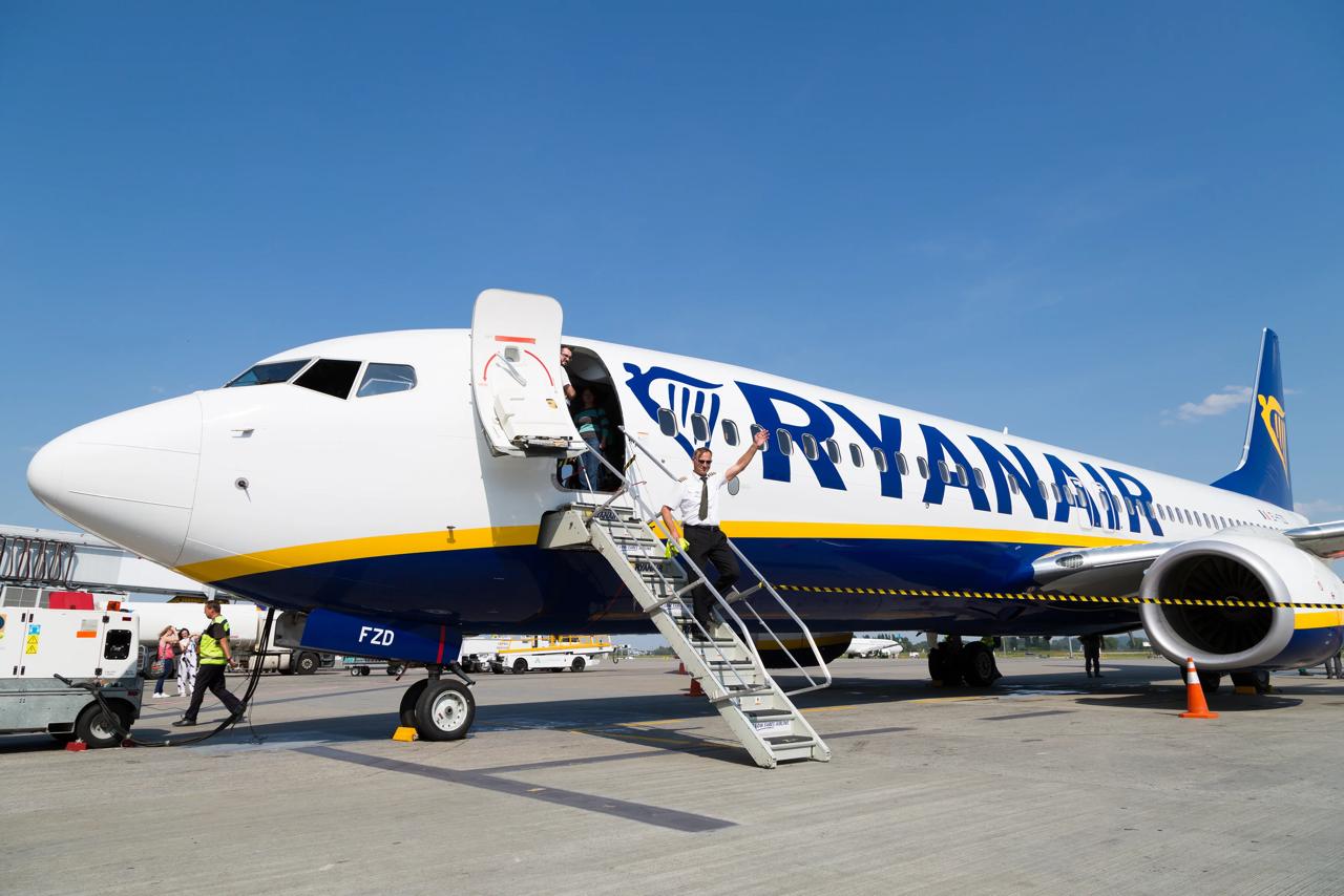 Ryanair  100 vende të reja pune për stjuardesa dhe stjuardë në bazën e re në Tiranë