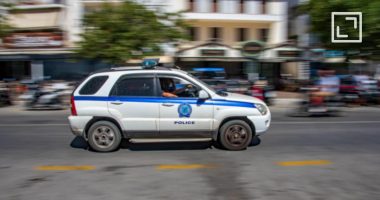 Me pranga në duar, gjendet i djegur në një automjet një person, mediat greke: Dyshohet të jetë shqiptar