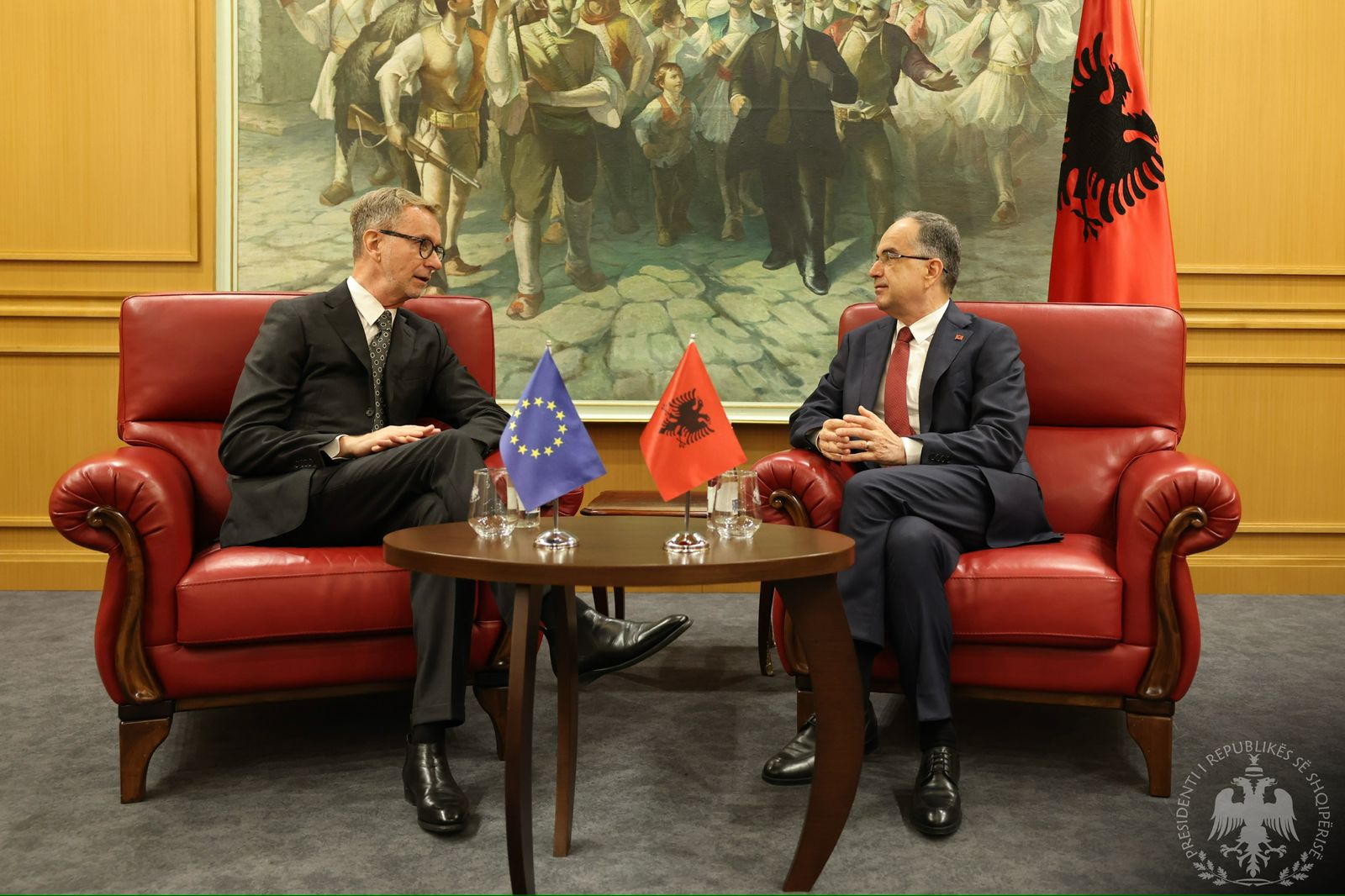 Ambasadori i BE i dorëzon raportin vjetor të KE për Shqipërinë  Begaj  Vendosmëri në përmbushjen e prioriteteve