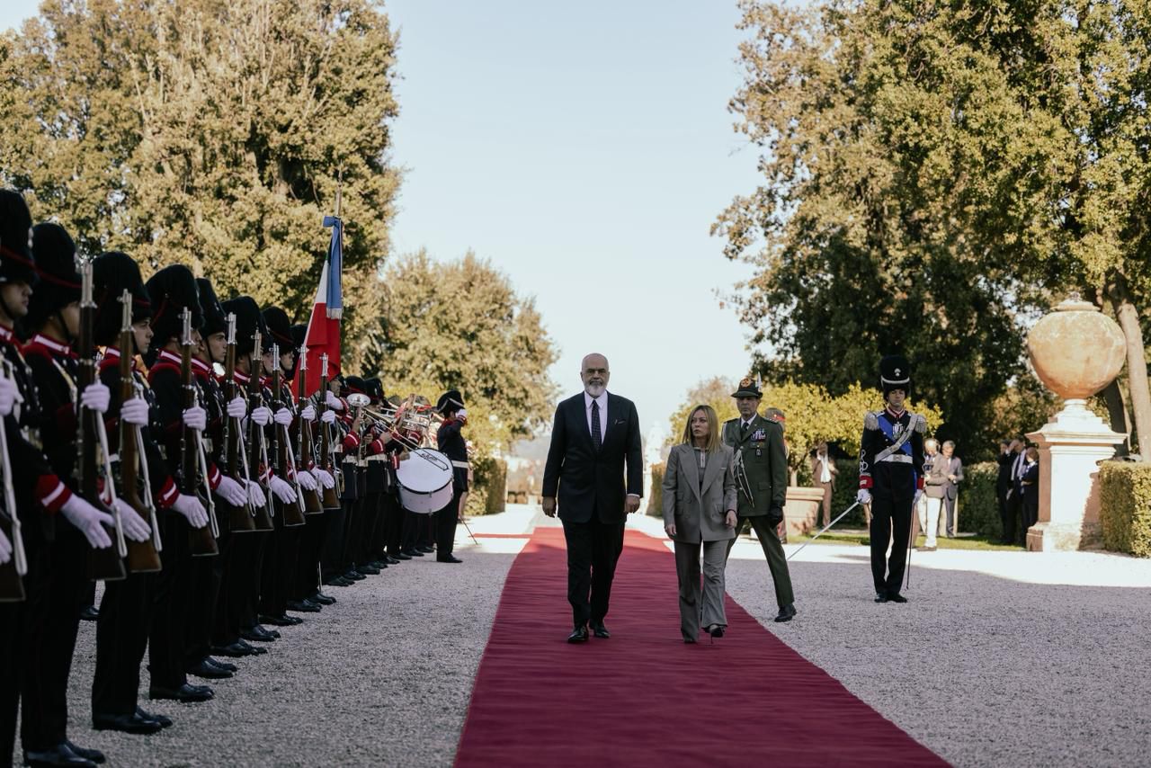 Mbledhja e dy qeverive/ Kryeministri Rama në Romë, pritet me ceremoni zyrtare nga Meloni