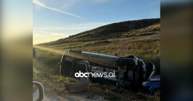 Vlorë, makina me katër persona del nga rruga