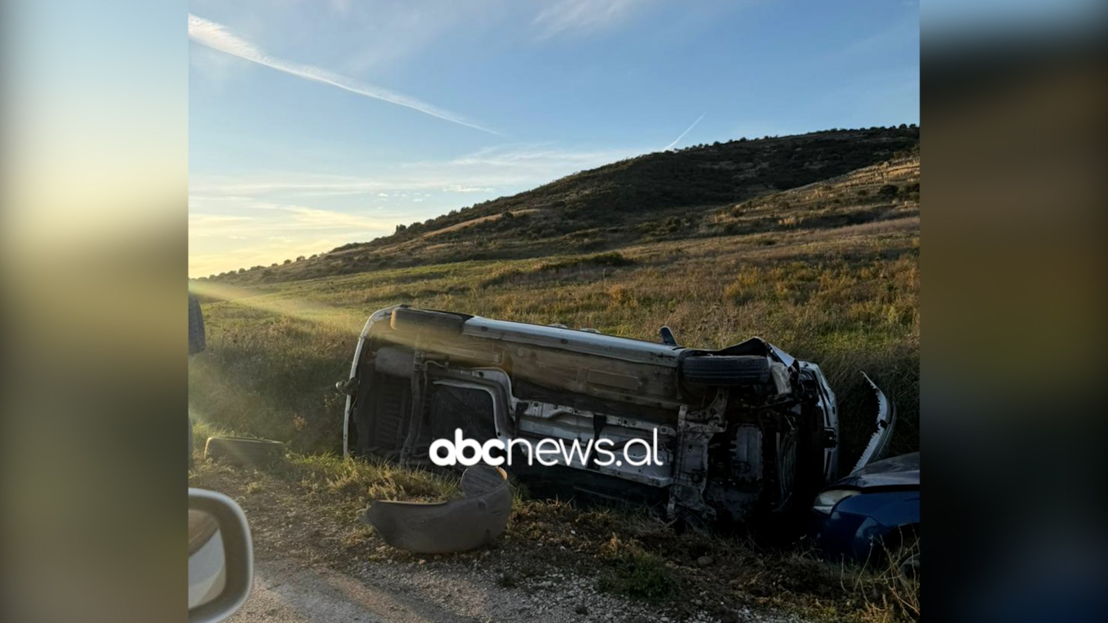 Vlorë  makina me katër persona del nga rruga