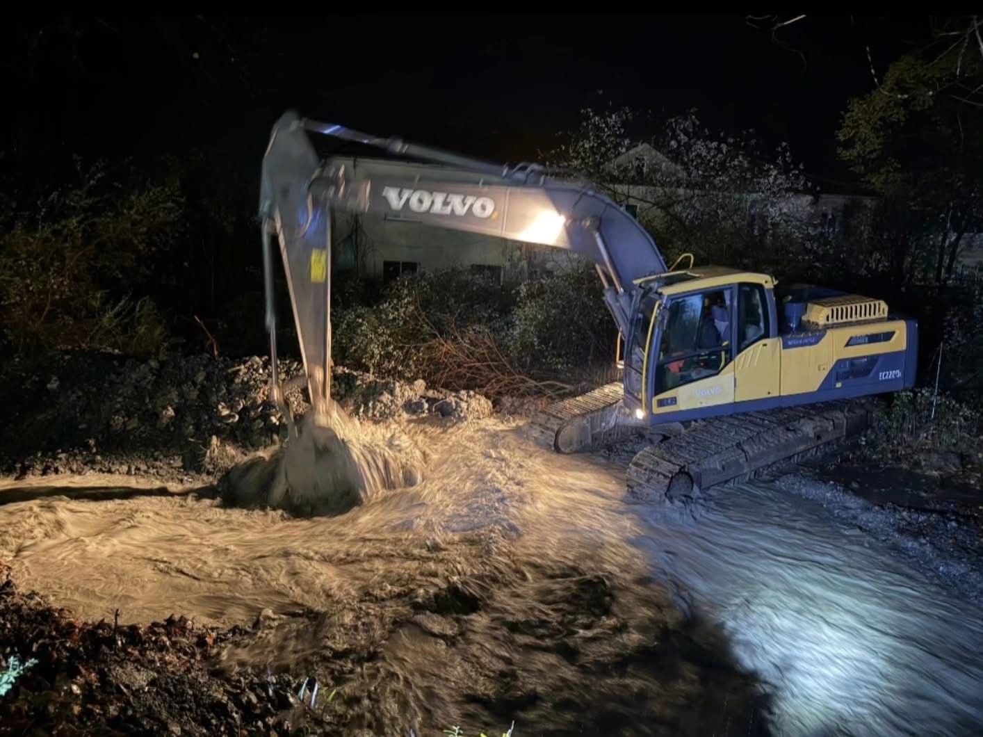 Probleme në Kolonjë për shkak të motit të keq, ndërhyhet për të pastruar inertet nga aksi Ersekë-Leskovik