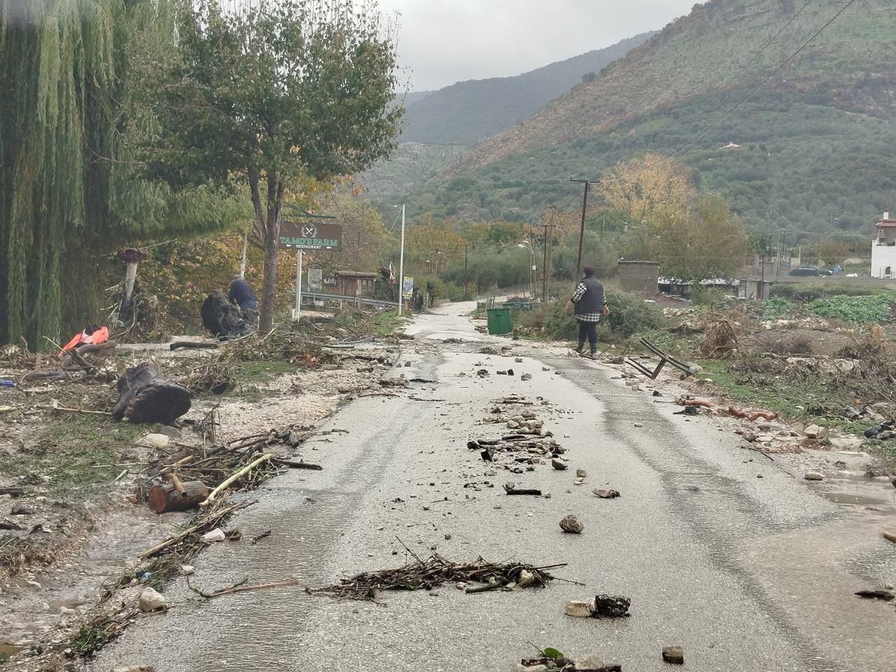 Moti i keq ‘pushton’ vendin/ Situata në Sarandë, nën kontroll