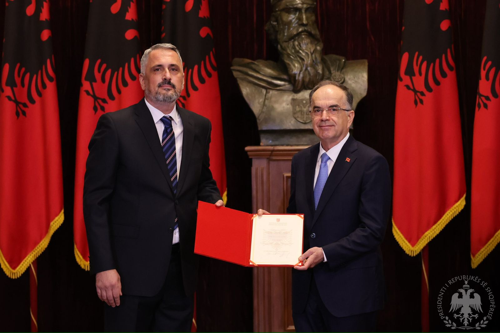 Betohet gjyqtari i Kushtetueses/ Asim Vokshi merr detyrën, ikën Holta Zaçaj