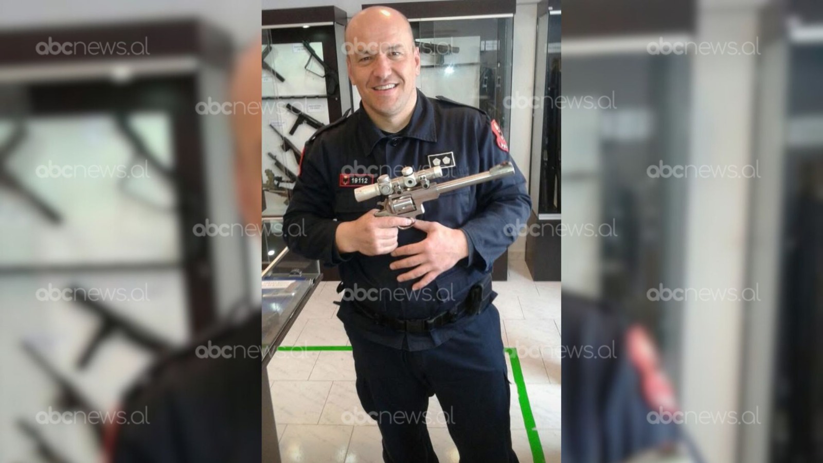 FOTO/ Operacioni me Italinë, ky është oficeri i Antiterrorit, mes të arrestuarëve