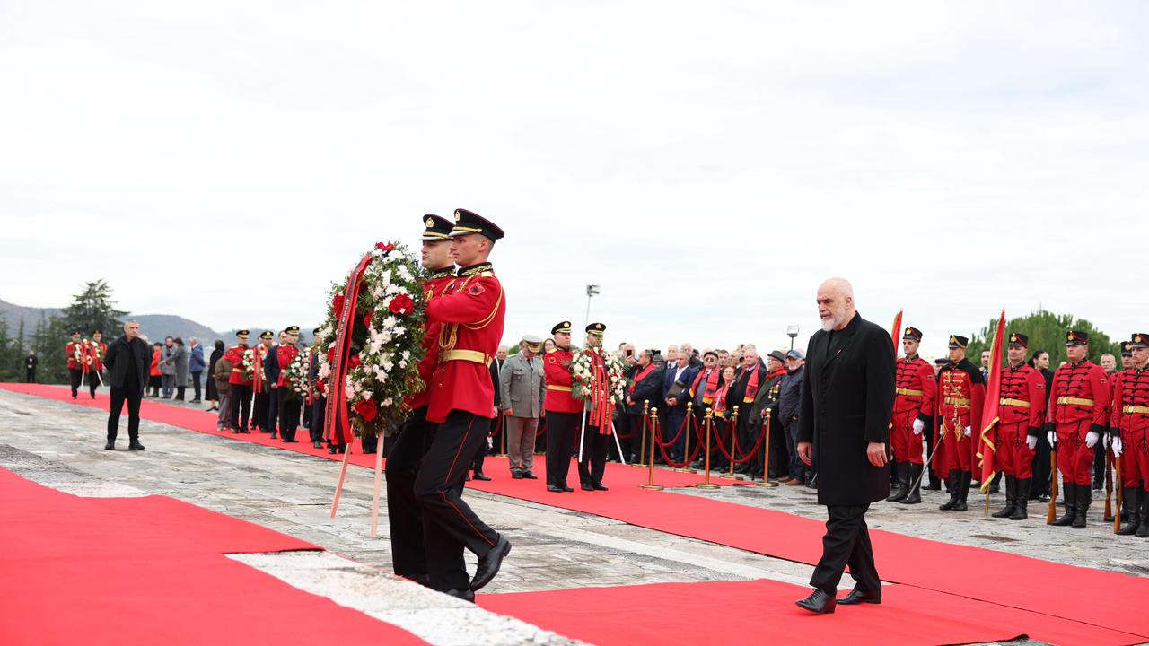 Shqipëria përkujton 81-vjetorin e Çlirimit, Kryeministri Rama dhe Presidenti Begaj homazhe te Varrezat e Dëshmorëve