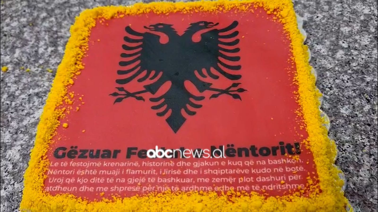 Torta e Pavarësisë në Fier/ Kuq e zi me përbërësit dhe shijen e vendlindjes