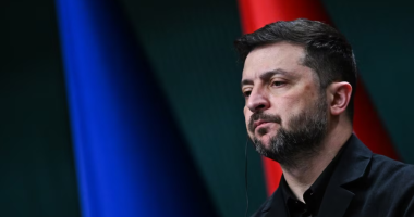 Zelensky intensifikon përpjekjet diplomatike mes sulmeve ruse dhe skandalit korruptiv