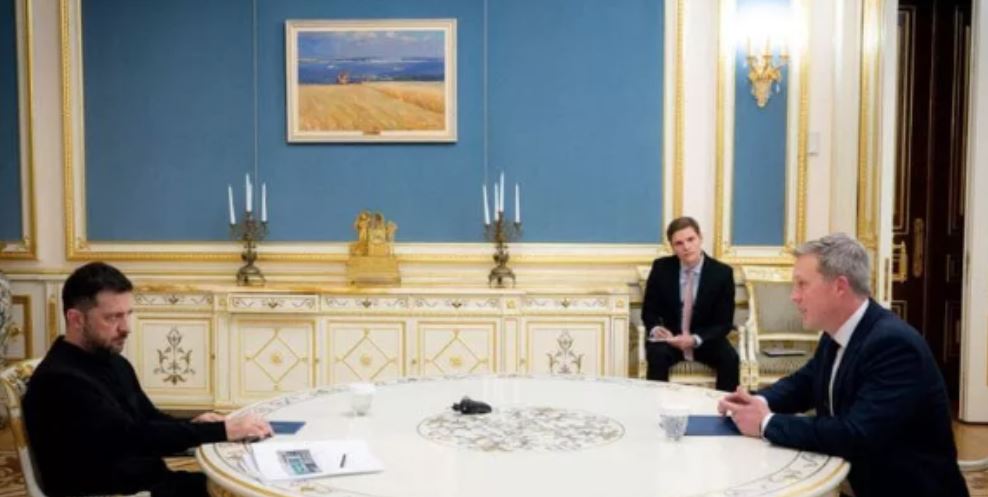 Zelensky merr në duar planin amerikan për paqen. Trump shton presionin: Pranoje