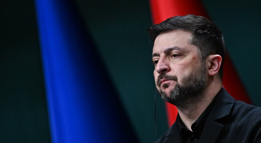 Zelensky intensifikon përpjekjet diplomatike mes sulmeve ruse dhe skandalit korruptiv