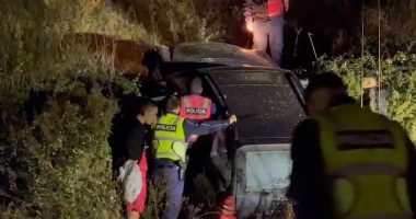 Aksident në autostradën Vlorë-Levan/ Makina përfundon në kanal, pesë persona të plagosur