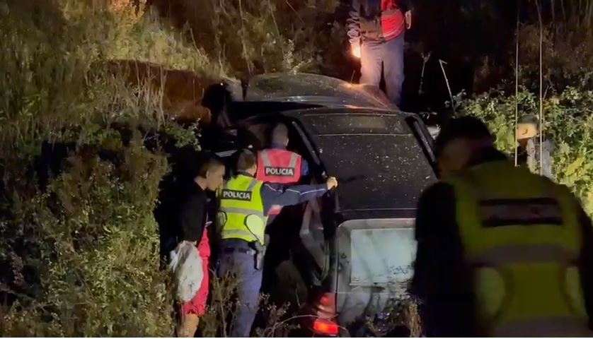 Aksident në autostradën Vlorë-Levan/ Makina përfundon në kanal, pesë persona të plagosur