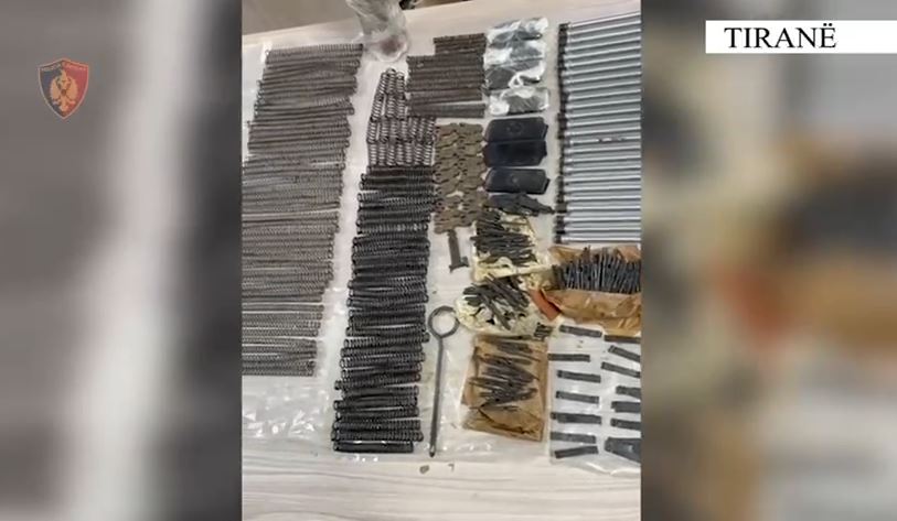 Furnizonte grupet kriminale me armë  Tiranë  pranga 46 vjeçarit  përdorte taksinë për të shmangur policinë