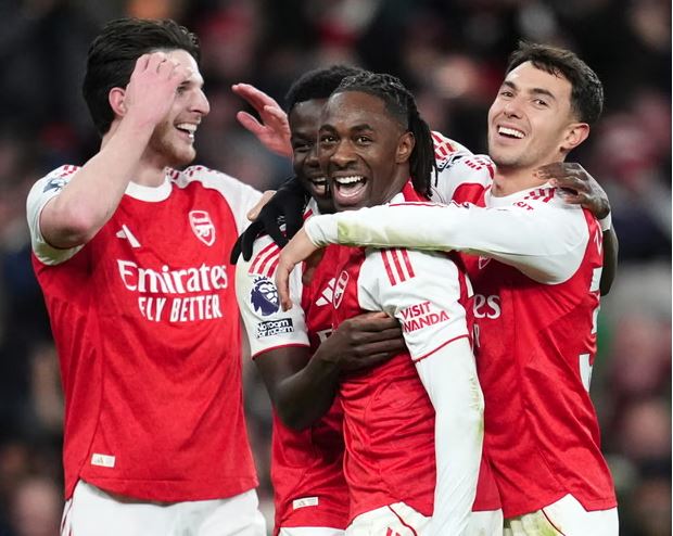  Topçinjtë  gjuajnë për titullin  Arsenal nuk ndalet në Premier  fiton 4 1 derbin ndaj Tottenham