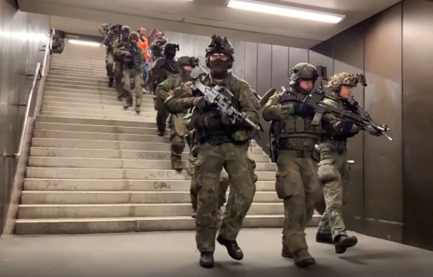 Forcat gjermane kryejnë stërvitje në një stacion metroje në Berlin