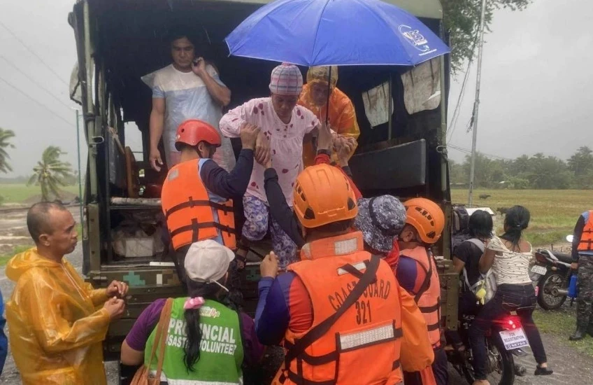 Tajfuni shkatërrues në Filipine  raportohet për viktima dhe rreth 1 4 milionë persona të zhvendosur