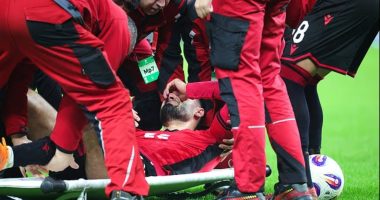 Broja, dëmtim dhe lot/ Sulmuesi, fatkeq ndaj Anglisë, del nga fusha me barrel