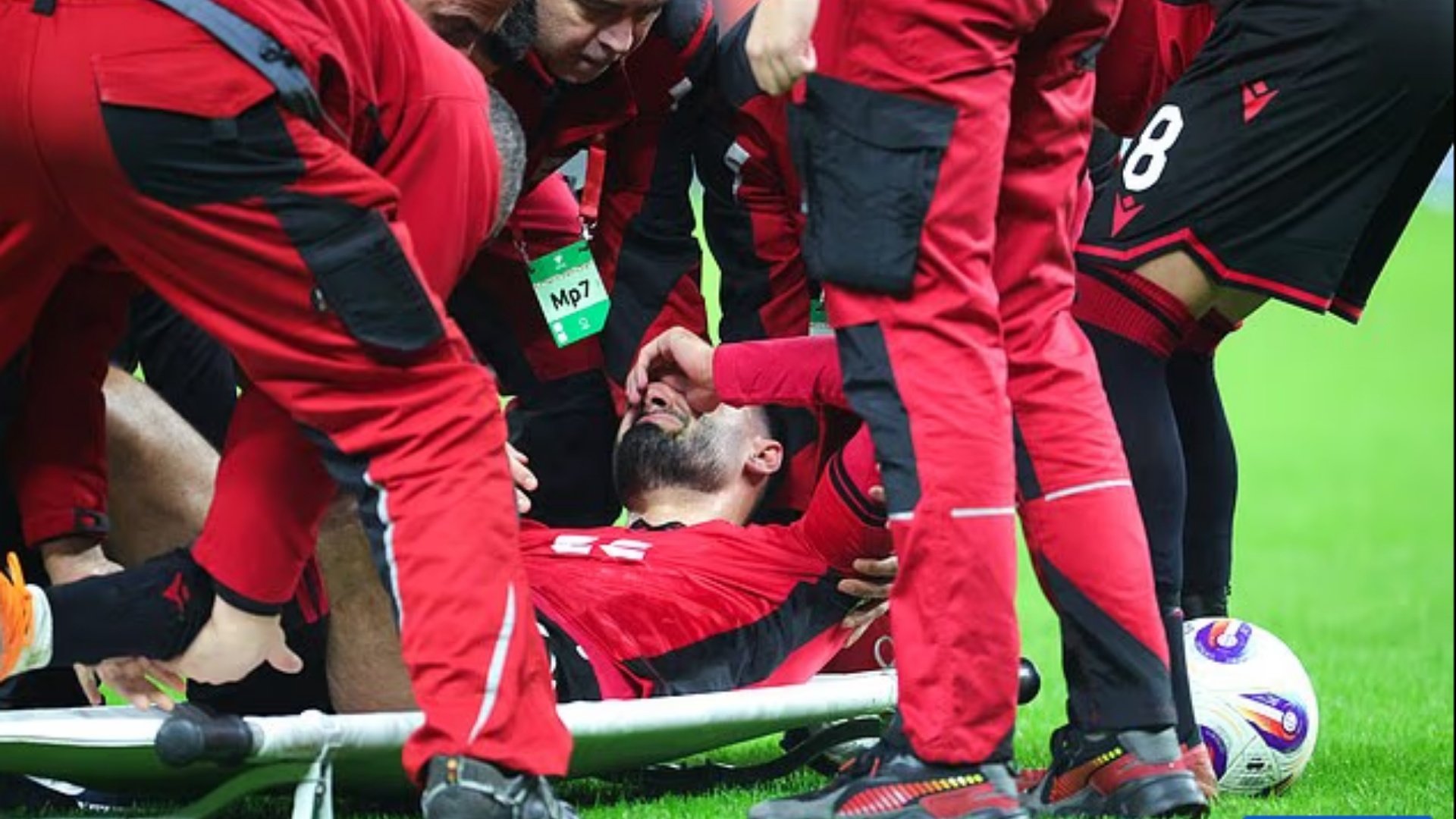 Broja, dëmtim dhe lot/ Sulmuesi, fatkeq ndaj Anglisë, del nga fusha me barrel