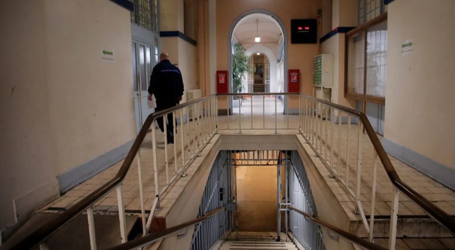 Arratisen dy të burgosur në Francë  përdorën sharrën e sjellë nga droni