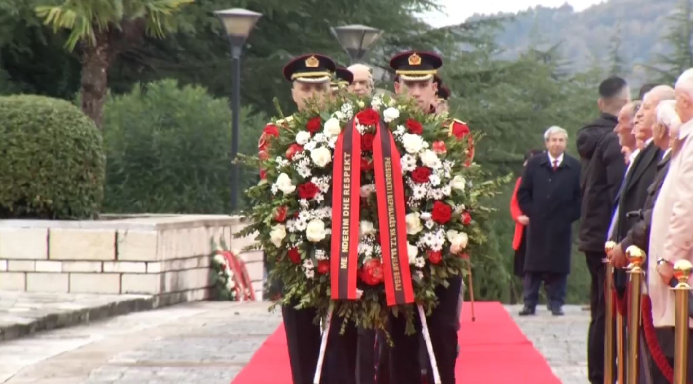 Shqipëria përkujton 81 vjetorin e Çlirimit  Kryeministri Rama dhe Presidenti Begaj homazhe te Varrezat e Dëshmorëve