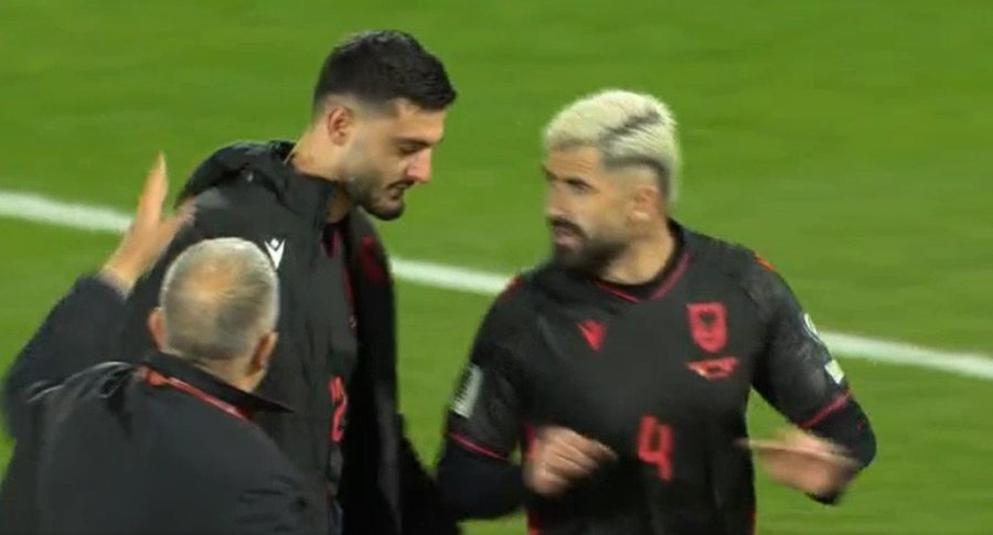 Lotët e Armando Brojës  Hysaj bashkon me shokët sulmuesin e dëshpëruar në fund