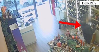 Durrës/ Thyente xhamat e automjeteve dhe vidhte para e sende me vlerë, arrestohet 22-vjeçari