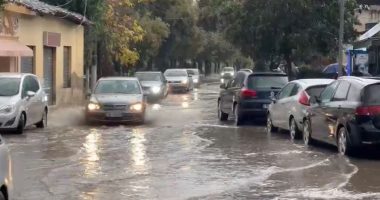 Elbasani nën pushtetin e ujit/ Rreshjet e dendura sjellin vështirësi në qarkullimin e mjeteve