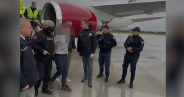 I dënuar për vrasje/ 44-vjeçari deportohet nga SHBA në Tiranë, pritet ekstradimi në Itali