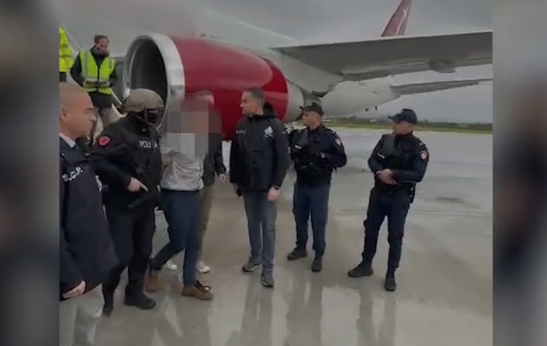 I dënuar për vrasje  44 vjeçari deportohet nga SHBA në Tiranë  pritet ekstradimi në Itali