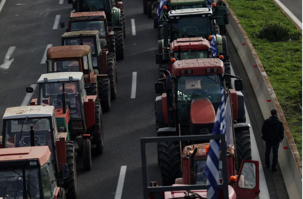 protesta-per-subvencionet-e-be-fermeret-greke-perplasen-me-policine