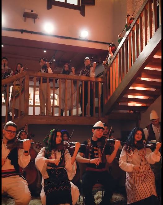 Me veshje tradicionale shqiptare  Rama ndan videon  Një kartolinë feste nga 150 artistë të rinj