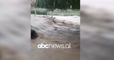 VIDEO/ Mot i keq në Finiq, përroi i fshatit Navaricë del nga shtrati, probleme për banesat dhe bizneset