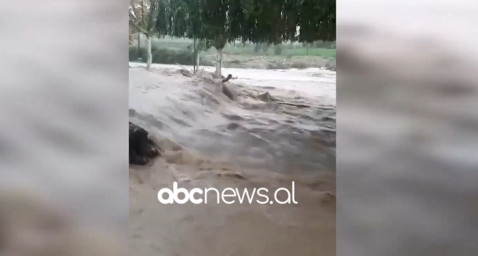 VIDEO  Mot i keq në Finiq  përroi i fshatit Navaricë del nga shtrati  probleme për banesat dhe bizneset