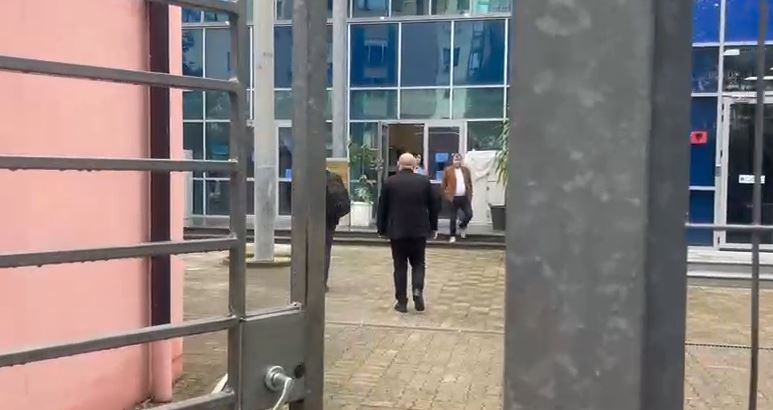 VIDEO  Akuza për korrupsion në zgjedhje  kryebashkiaku i Vaut të Dejës paraqitet në GJKKO