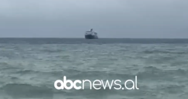 Moti i keq/ Trageti i linjës Brindisi-Vlorë nuk ankorohet në port, shkak erërat e forta dhe dallgat e larta