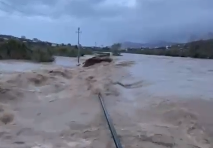 Moti i keq  Çahet argjinatura e lumit Bistricë në Çukë të Sarandës  përmbyten qindra hektarë tokë bujqësore