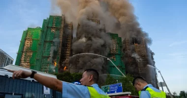 VIDEO/ Shkon në 13 numri i viktimave, zjarri përfshiu një ndërtesë të lartë në Hong Kong