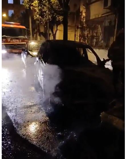 Shkrumbohet nga flakët makina në Vlorë  digjet dhe një automjet i parkuar pranë tij