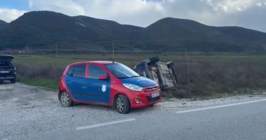 Aksident në Vlorë/ Përplasen dy makina, njëra prej tyre përmbyset në kanal