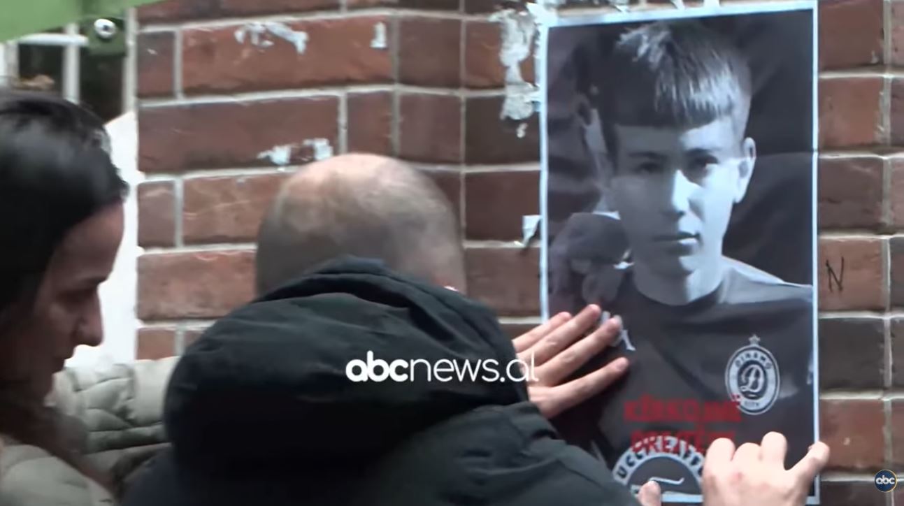 Në kujtim të Martinit  Prindërit e 14 vjeçarit vendosin lule në përvjetorin e vrasjes