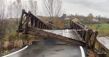 Mirditë, izolohen 10 fshatra/ Moti i keq shkatërron urat, banorët të bllokuar. Probleme në disa fshatra të Korçës e Devollit