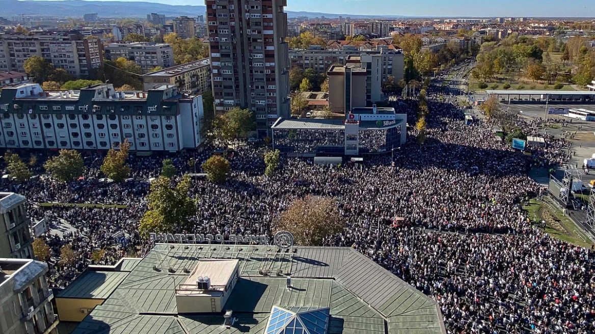 Serbi/ Një vit nga incidenti vdekjeprurës në stacionin e trenit, tubim përkujtimor në Novi Sad për viktimat e tragjedisë