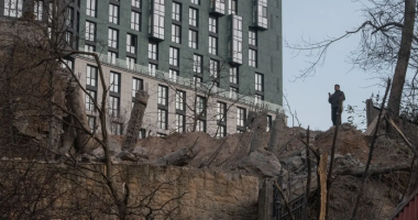 Raketa ruse godet ambasadën e Azerbajxhanit në Kiev