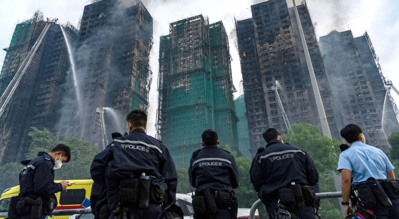 Zjarret në Hong Kong  arrestohen disa persona  Shkon në 83 numri i të vdekurve