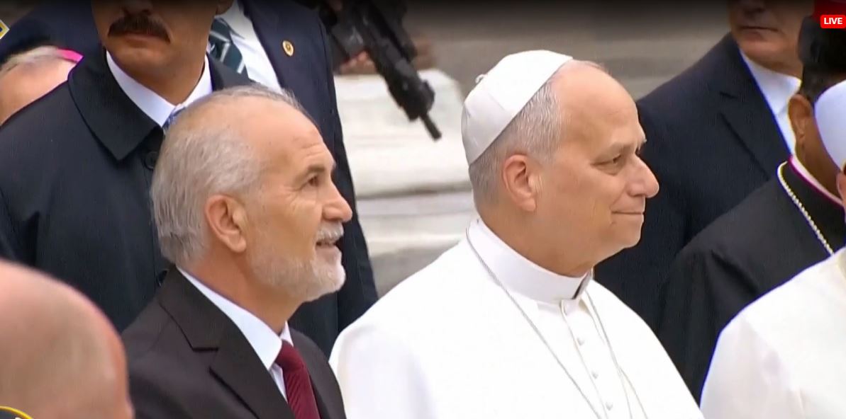 Papa viziton xhaminë blu  Ati i shenjtë në Stamboll  mesazhe harmonie fetare